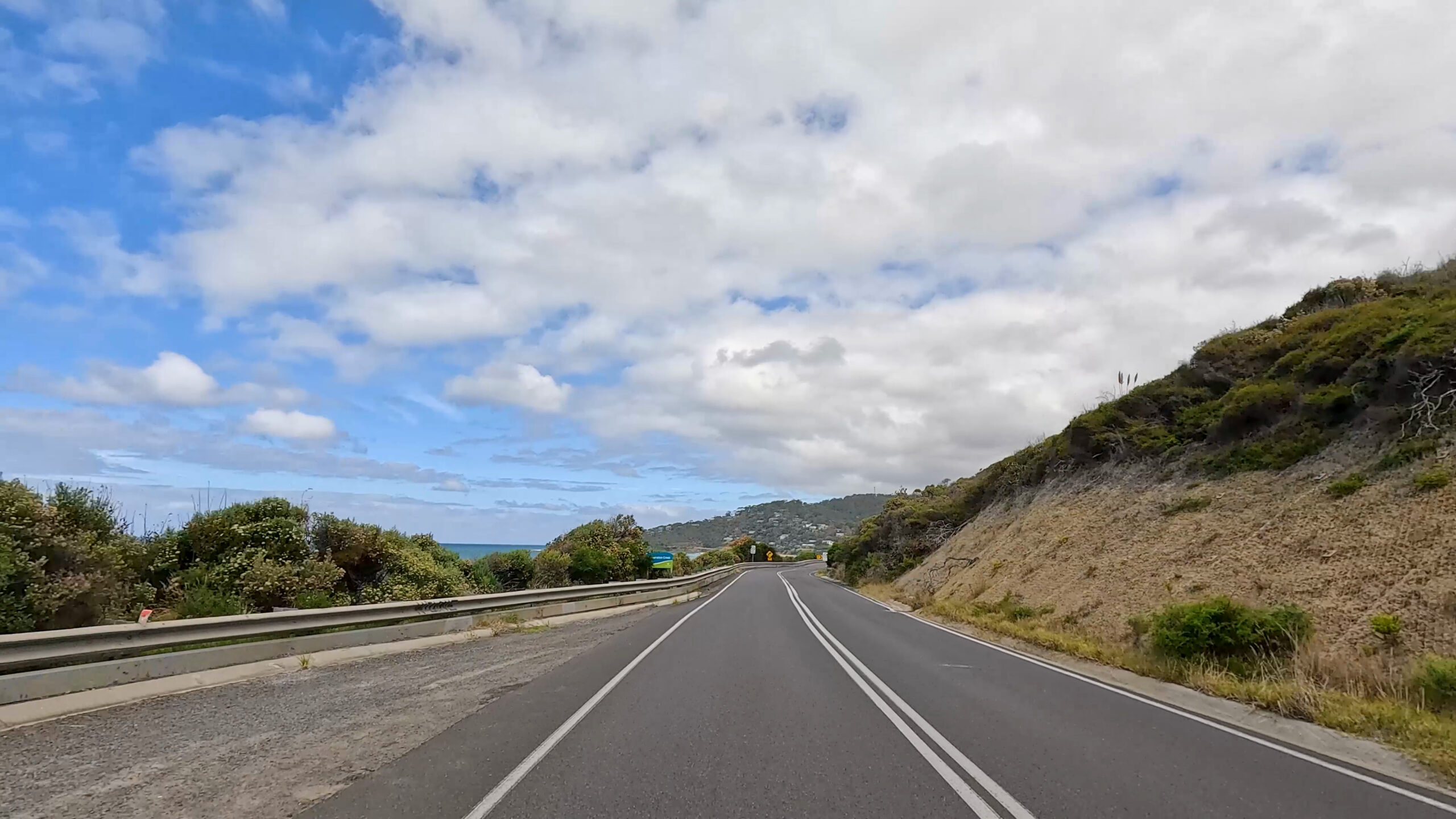 scenic-drive-along-great-ocean-road-australia